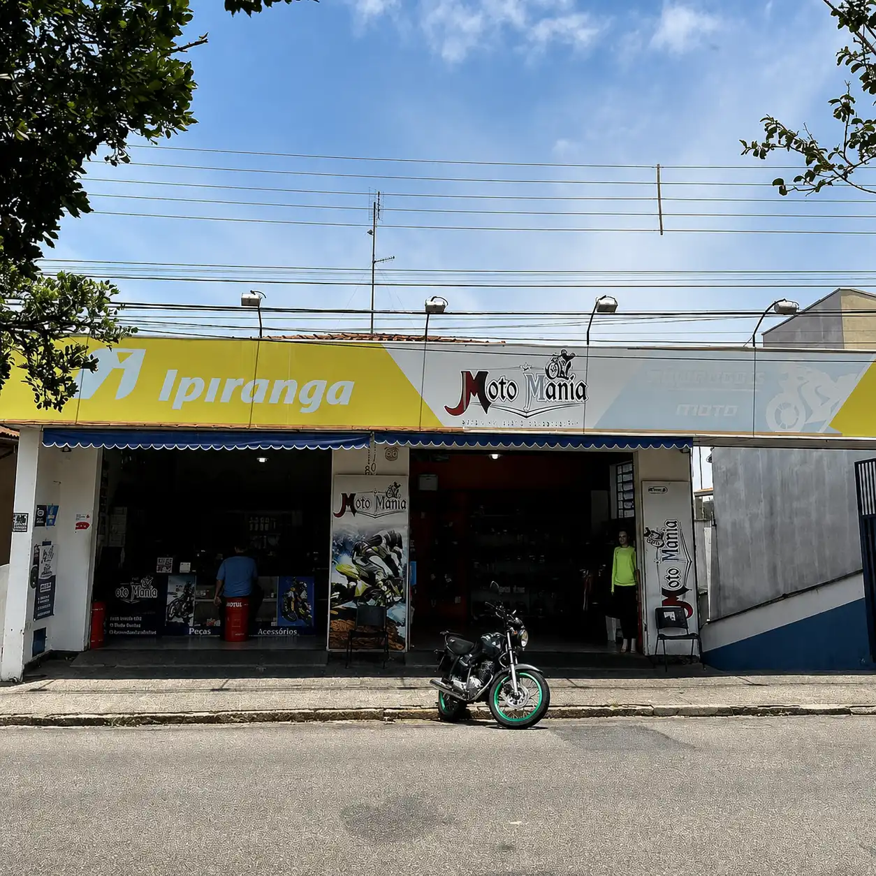 Fachada real da Moto Mania vista da rua